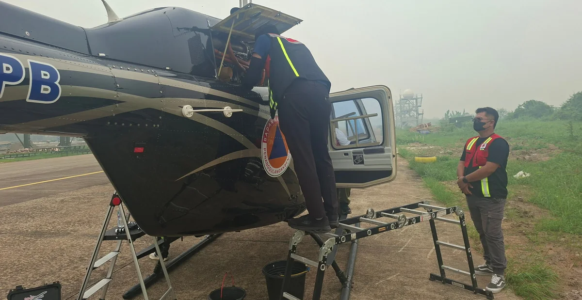 Crew preparing the Bell 206B3 for a fire patrol flight
